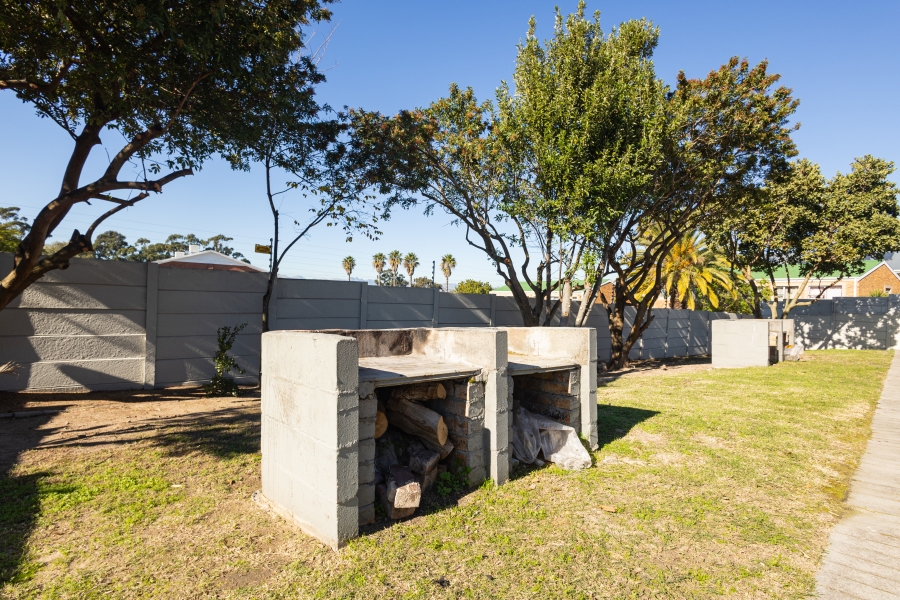 2 Bedroom Property for Sale in Oakglen Western Cape